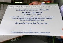 David Bowie Gets Commemorative Plaque at Former Home in Berlin, Watch Video!