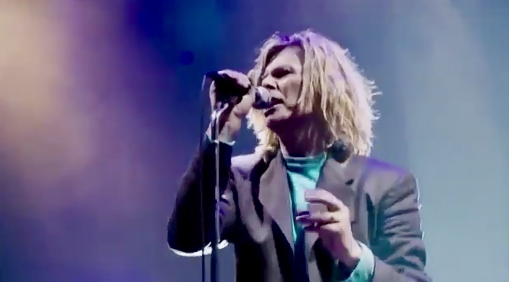 David Bowie – “Heroes” (Live at Glastonbury Festival 2000) David Bowie ...