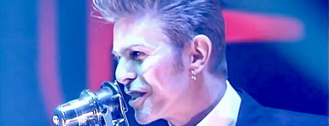 David Bowie – Hallo Spaceboy (Top of the Pops, 1996)