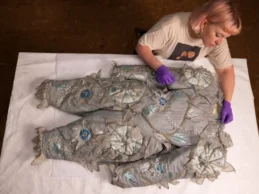 David Bowie’s V&A archive to go on tour across the UK